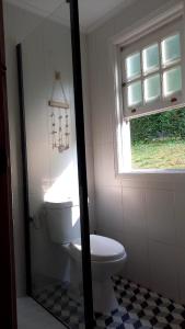 baño con aseo y ventana en La cabaña, en Cedeira