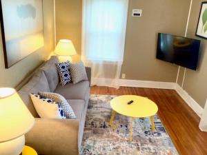 A seating area at The House Hotels- Lark #4 - Centrally Located in Lakewood - 10 Minutes to Downtown Attractions