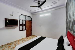una camera con letto e ventilatore a soffitto di OYO Hotel Bliss a Nuova Delhi
