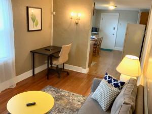A seating area at The House Hotels- Lark #4 - Centrally Located in Lakewood - 10 Minutes to Downtown Attractions