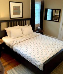萊克伍德的住宿－The House Hotels- Lark #4 - Centrally Located in Lakewood - 10 Minutes to Downtown Attractions，一间卧室配有带白色床单和枕头的床。