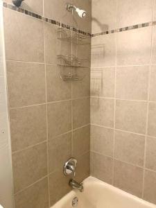 W łazience znajduje się prysznic, wanna i umywalka. w obiekcie The House Hotels- Lark #4 - Centrally Located in Lakewood - 10 Minutes to Downtown Attractions w mieście Lakewood