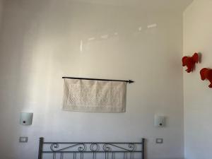 1 dormitorio con cortina en una pared blanca en Beautiful Seaview Apartment in wonderful Villa Florence gated 5 mt from beach - property 150 mt from sea, en Solanas