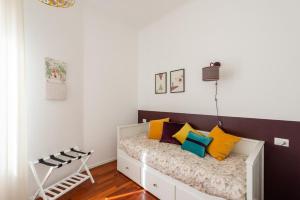 una camera da letto con un letto con cuscini colorati di Mecenate Suite Colosseum a Roma