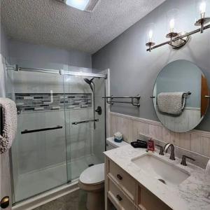 Ванна кімната в Cozy Cabin Walkable to Beech Mt Resort