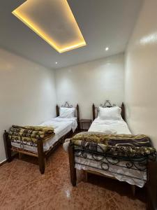 Tranquil Oasis in Chefchaouen في شفشاون: سريرين في غرفة ذات سقف