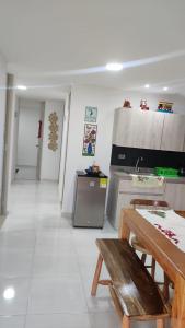 Kuchyň nebo kuchyňský kout v ubytování APARTAMENTO TURISTICO Y VACACIONAL SALENTO QUINDIO A-1