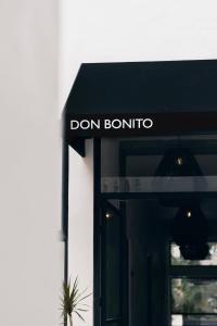 Ein Schild, auf dem steht: Don Bombino auf einem Gebäude in der Unterkunft Residencia Tropical Don Bonito in Sayulita