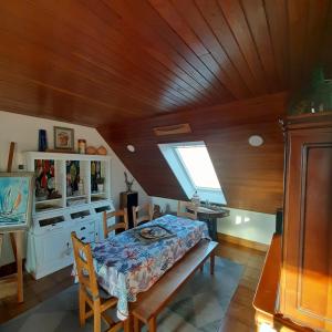 a dining room with a table and a window at Gites des menhirs in Camaret-sur-Mer