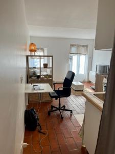 una cucina con scrivania e sedia in una stanza di La vue secrete de Neauphle a Neauphle-le-Château