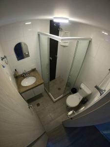 ein Badezimmer mit Dusche, Toilette und Waschbecken in der Unterkunft San Gil Aparta estudio hermosa vista in San Gil