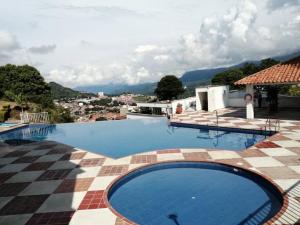 einen großen Pool mit Stadtblick in der Unterkunft San Gil Aparta estudio hermosa vista in San Gil
