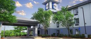 un edificio con una torre de reloj encima en Welcome Inn & Suites East Chase/Pike Road en Montgomery
