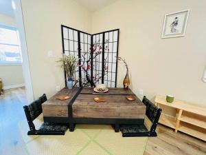 een houten tafel in een woonkamer met stoelen en een tafel bij Two private apartments in Salem