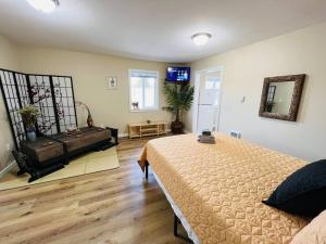 een slaapkamer met een bed en een woonkamer bij Two private apartments in Salem