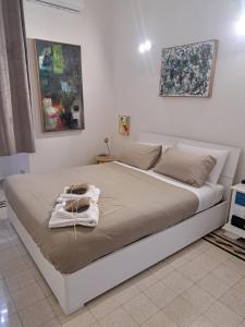 een bed met een deken erop in een slaapkamer bij Il Viandante al Pigneto - CIR 26927 - Parcheggio privato gratuito in Rome