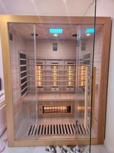 Una gran vitrina en una habitación con luces. en GDAŃSK CHMIELNA PRESTIGE HOME SPA apartments with luxury JACUZZI and SAUNA! Selected apartments also feature a MASSAGE CHAIR and HIMALAYAN SALT WALL with COLOR THERAPY SALT FOREST, en Gdansk