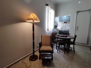 salon ze stołem, lampką i krzesłem w obiekcie Centro de São Lourenço: Conforto e Praticidade w mieście São Lourenço