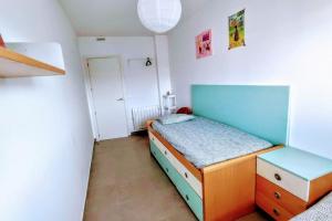 Dormitorio pequeño con cama y vestidor en Apartamento nuevo en el centro de Gandía, en Gandía