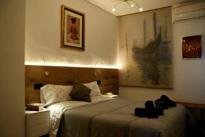 - une chambre avec 2 lits et un tableau mural dans l'établissement David's House, à Barcelone