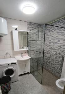 ein Bad mit einem WC, einem Waschbecken und einer Dusche in der Unterkunft Ferhadija Apartment in Sarajevo