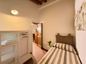 een kleine slaapkamer met een bed in een kamer bij Azienda Agricola I Colli di Marliano in Lastra a Signa