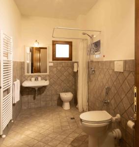 een badkamer met een toilet en een wastafel bij Azienda Agricola I Colli di Marliano in Lastra a Signa