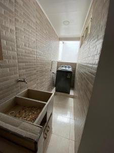 a small bathroom with a sink and a stove at Hermoso apartamento con terraza in Cali