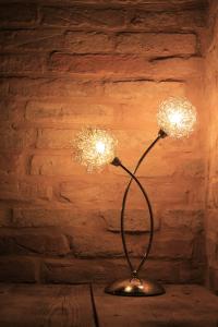 une lampe métallique avec deux lumières dans une pièce dans l'établissement Soul House, à Civitanova Marche
