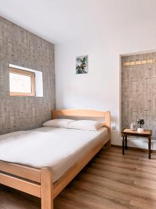 una camera con un grande letto con testiera in legno di Etno domaćinstvo Dvožak a Plužine