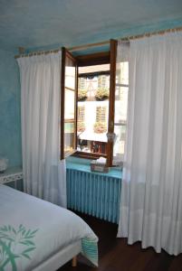 Letto o letti in una camera di Appartements & Chambres Les Loges du Capucin