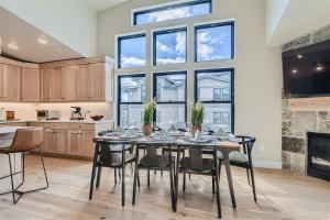 a kitchen and dining room with a table and chairs at Helling Circle Hideaway 303 condo in Heber City