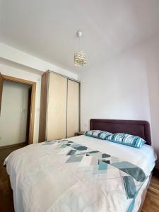 een slaapkamer met een groot bed in een kamer bij Odmor u Podgorici. in Podgorica