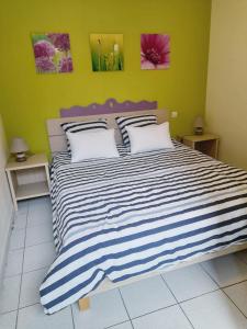 Postel nebo postele na pokoji v ubytování Appart T3 Terrasse - Piscine - 3 étoiles