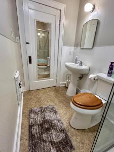 La salle de bains est pourvue de toilettes et d'un lavabo. dans l'établissement Cozy Corner In The City, à Hot Springs