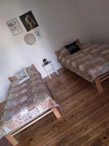 uma sala de estar com uma cama e um sofá em Kuća Mitića em Pirot