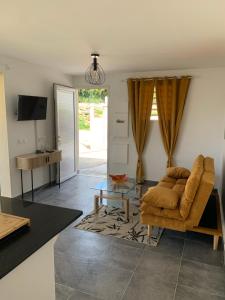 ein Wohnzimmer mit einem Sofa und einem Tisch in der Unterkunft Maison T2 situé à Sainte Anne in Sainte-Anne
