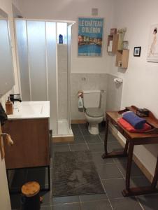 łazienka z toaletą i umywalką w obiekcie Chambre agréable au fond du jardin w mieście Sancoins