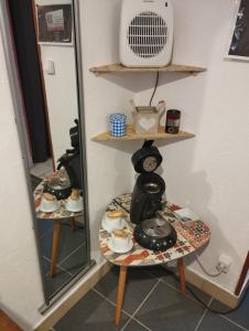 stolik z ekspresem do kawy i lustrem w obiekcie Chambre agréable au fond du jardin w mieście Sancoins