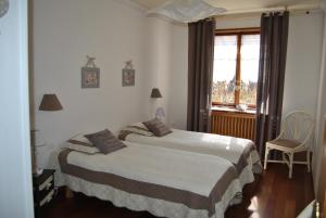 Letto o letti in una camera di Appartements & Chambres Les Loges du Capucin