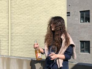 una mujer sosteniendo una botella y una copa de vino en Stay Midcentury en Seúl