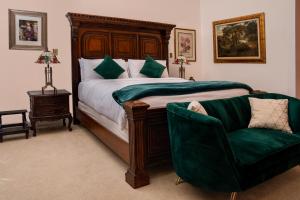 sypialnia z dużym łóżkiem i krzesłem w obiekcie Stone Manor Boutique Inn w mieście Britain
