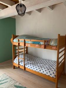 Cette chambre dispose de lits superposés et de 2 lits superposés. dans l'établissement Gite au calme à 15 min d'Albi, 7 personnes, à Taïx
