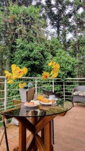 una mesa con platos de comida en el patio en Pousada Atalaia Capivari, en Campos do Jordão