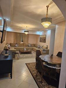 - un salon avec un canapé et une table dans l'établissement view apartments larache, à Larache