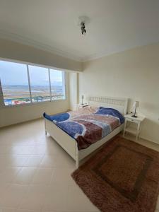 - une chambre avec un lit et une vue sur l'océan dans l'établissement view apartments larache, à Larache