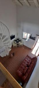 a living room with a couch and a table at Sunrise Monsaraz - Telheiro e Jardim - 4 pessoas in Monsaraz