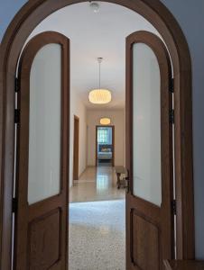 uma porta aberta que leva a um corredor com um quarto em Fly Dodo Summer Residence em Marsaskala