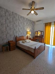 um quarto com uma cama e uma ventoinha de tecto em Fly Dodo Summer Residence em Marsaskala