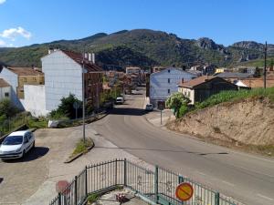 uma pequena cidade com um carro branco estacionado numa rua em Bonito apartamento Cistierna em Cistierna